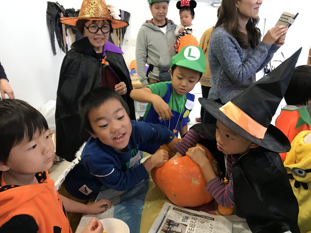 Pumpkin carving with kids. Making Jack-o-lanterns.