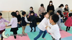 Kindergarten Kids Dancing "Seven Steps"